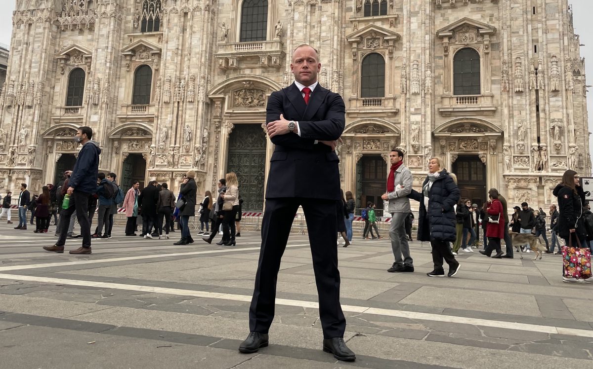 Niklas Lindahl davanti al Duomo di Milano
